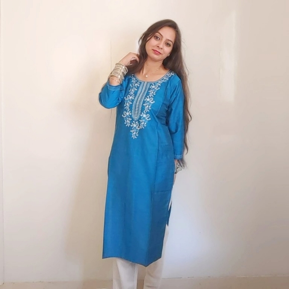 Women Blue Silk Kurta (Festival Special) - Picture 2 of 3